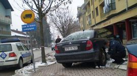 No­vi­na­ru za­pa­lje­n auto