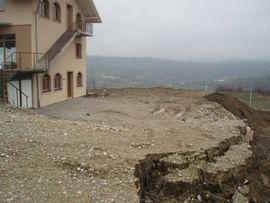 Klizište ugrožava i kuće