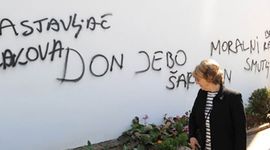 Razapinjanje zadarskog župnika:šokantni grafiti na crkvi