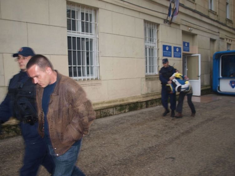 Pretukli komšinicu i oteli joj pare