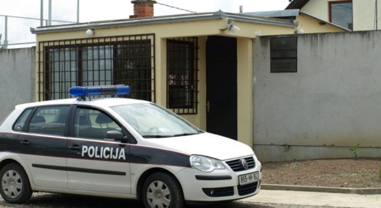 Sakrio se u zatvor od nasilnog komšije s pilom   