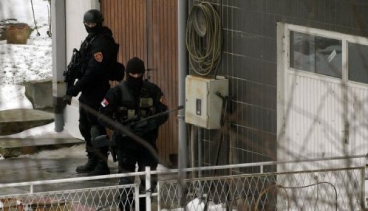 Pucao na policiju, pa zauzeo komšiničin stan