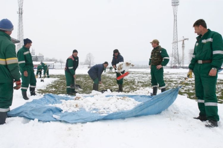 Pod reflektorima bez snijega