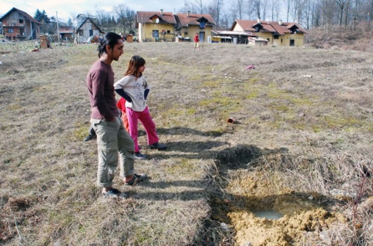 Porodila se u WC-u, bebu zakopali iza kuće