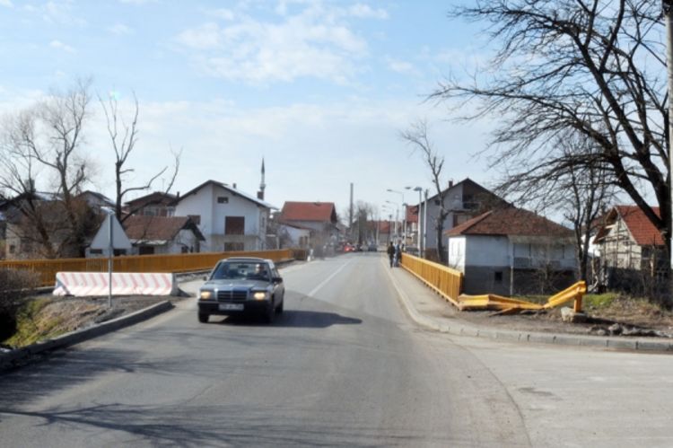 Između tri vatre
