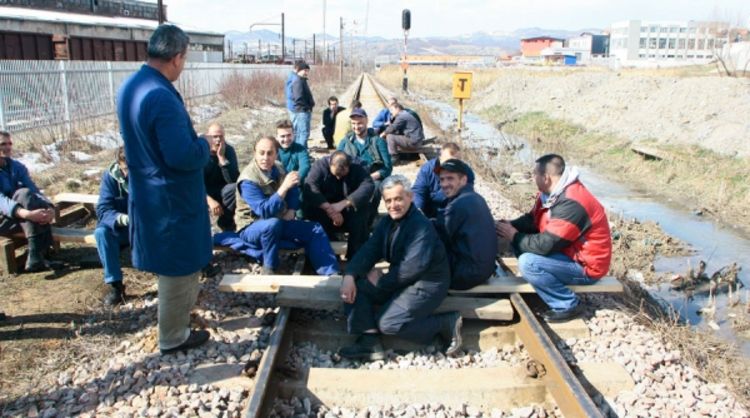 Vozovi stali zbog neisplaćenih plata