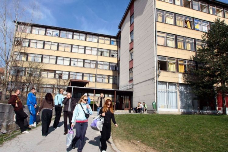 Plaćaju smještaj, a od kuće donose posteljinu i krevet