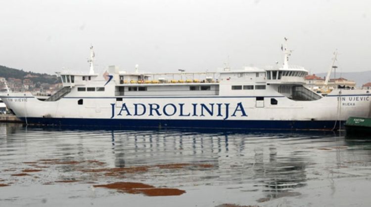 Trajekt udario u obalu, u more se izlilo gorivo