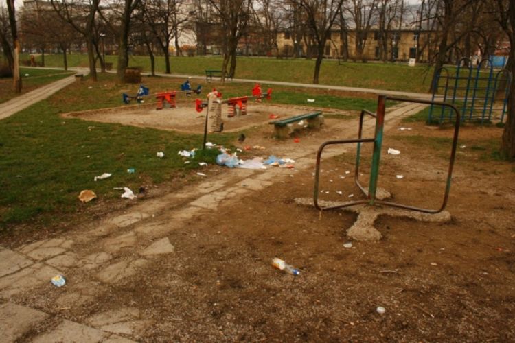 Dječje igralište odlagalište smeća