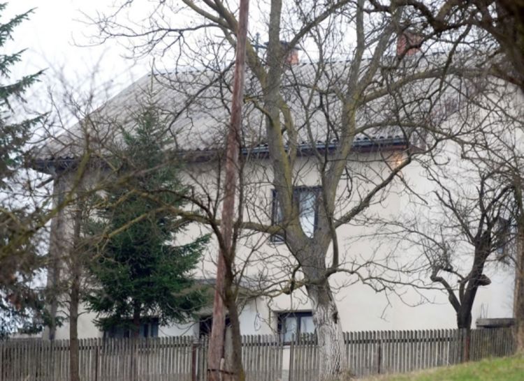 Tri dana živio pored mrtve supruge, pa prerezao vene