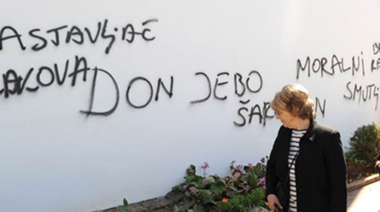 Razapinjanje zadarskog župnika:šokantni grafiti na crkvi