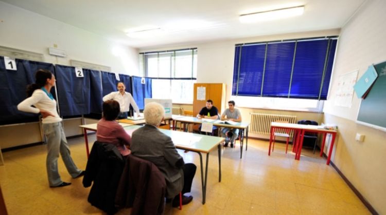 Berluskoni vodi u četiri regije, opozicija u sedam   