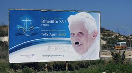 Uvredljivi grafiti na papinoj rodnoj kući
