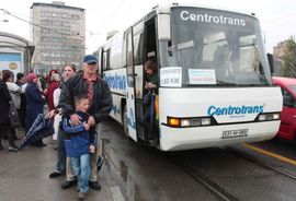 Kamenovan autobus s putnicima 