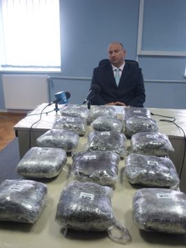 Iz golfa 4 pored puta izbacili oko 15 kg skanka 