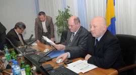 Uporni da povećaju  plate funkcionerima