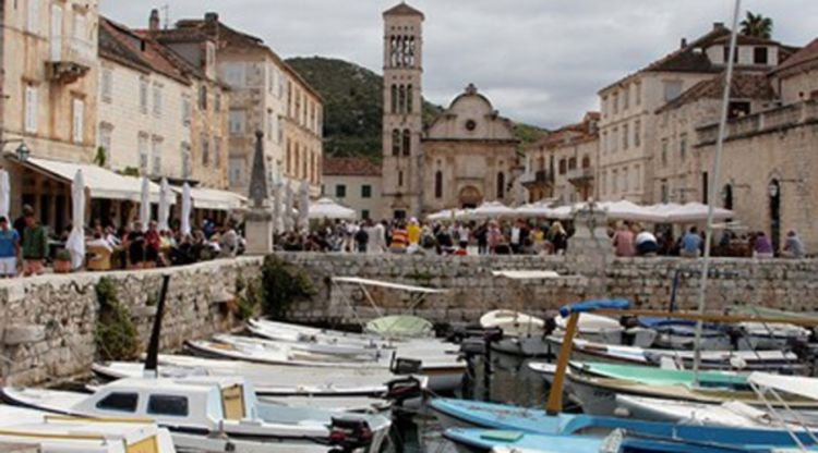Hvar zjapi prazan
