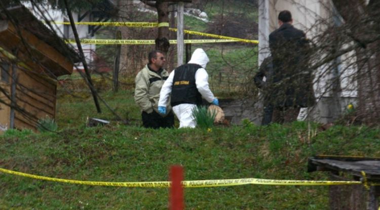 Strinu zaklao grlićem flaše