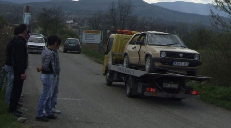 Mladi par raznesen bombom