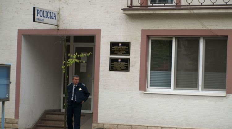 Djevojka heroin sakrila u vaginu