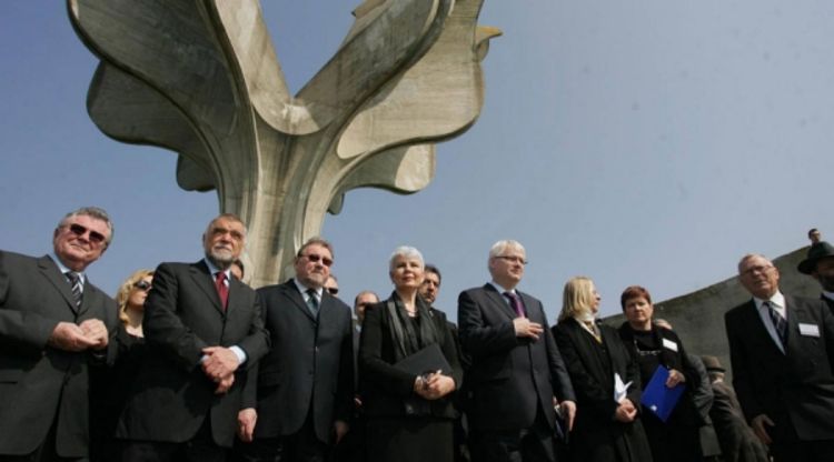 Josipoviću pljesak, Kosorovoj zvižduci