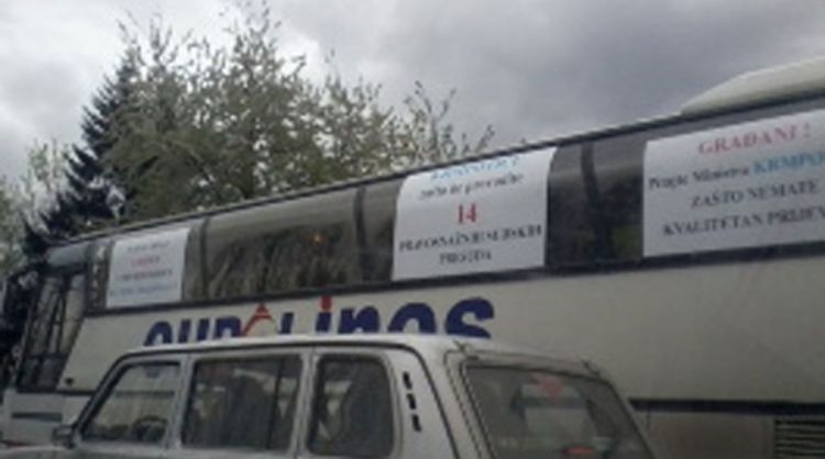 Kamenovan autobus Centrotransa, razbijeno staklo