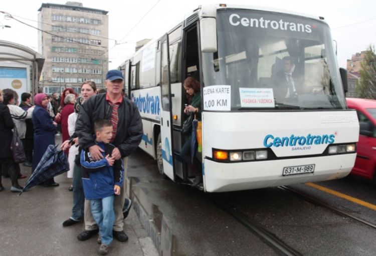 Kamenovan autobus s putnicima 