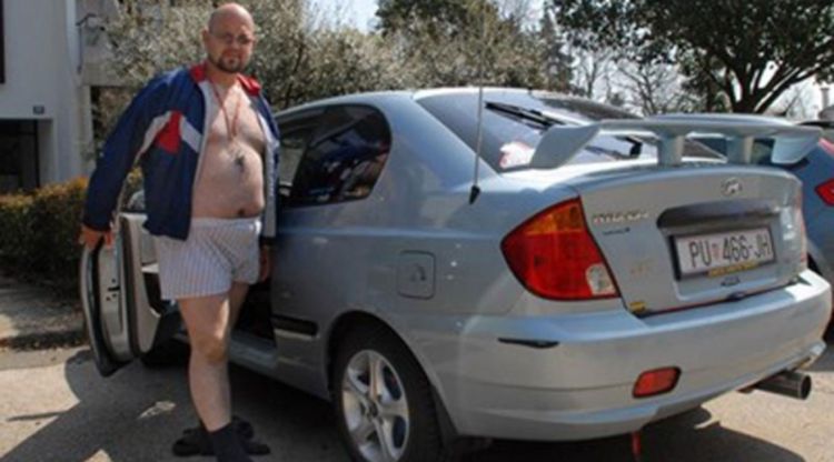 Šef ga poslao kući u gaćama i čarapama