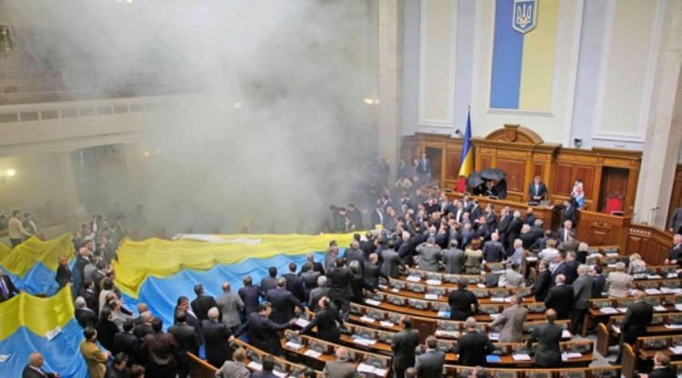 Bombe i tuča u parlamentu
