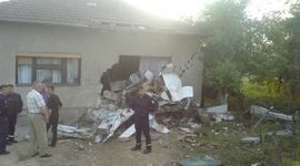 Avion se zabio u kuću, pilot poginuo