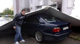 Tornado lomio stabla i dizao krovove 