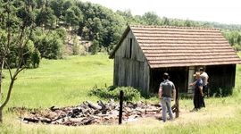 Ubila i u svinjcu zapalila nevjenčanog supruga   