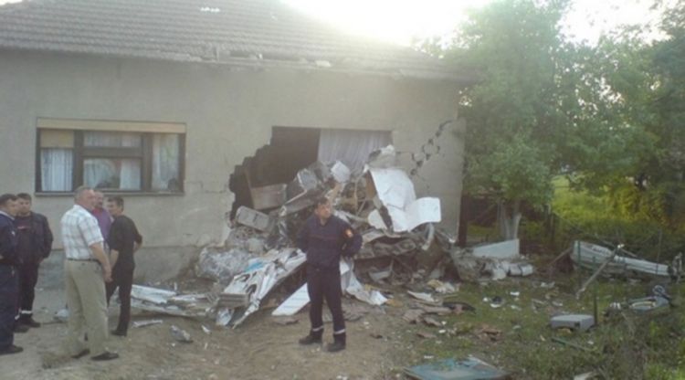 Avion se srušio na kuću, pilot poginuo