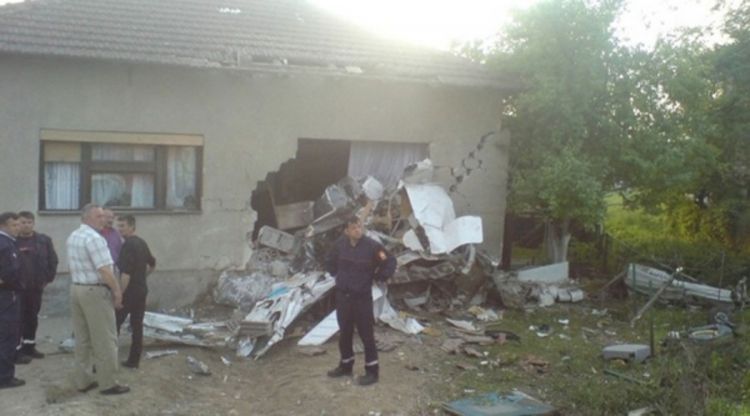 Avion se zabio u kuću, pilot poginuo