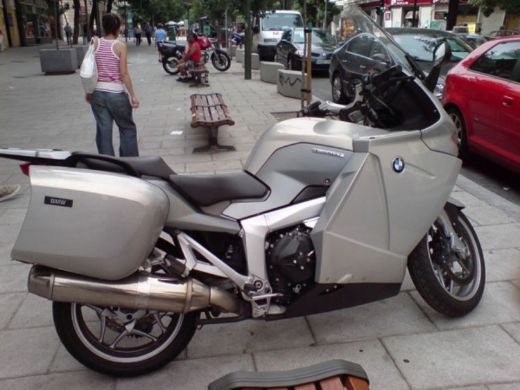 BMW povlači motocikle