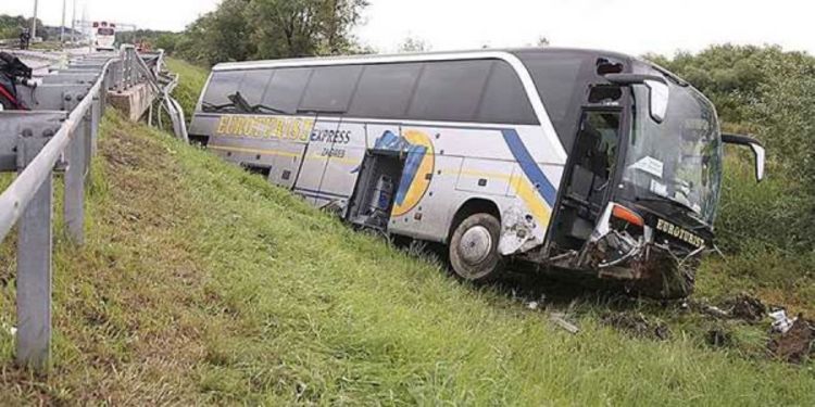 Sletio s puta autobus pun djece