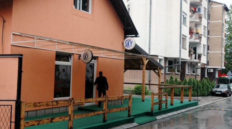 Upucao se u nogu, pa napao policajca