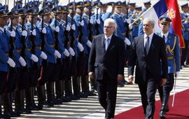 Josipović pao sa govornice (video)