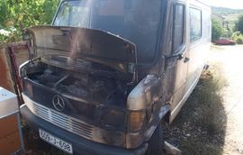 Pred vlasnikom zapalili kombi