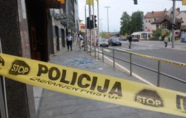 Staklo palo na prolaznika