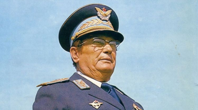 Plakati sa titovim likom najava osnivanje komunističke partije