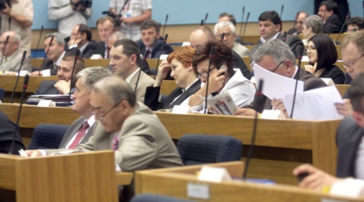 Vlast nudi provjerene, opozicija nova lica 