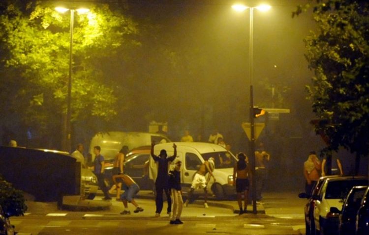 Demonstranti pale i pucaju (video)