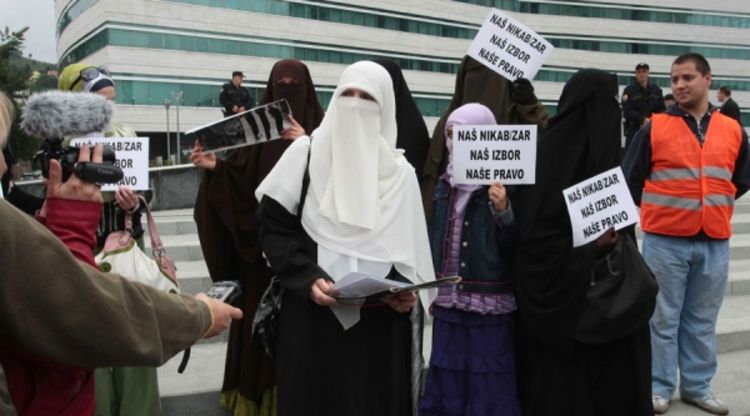 Protestovali protiv otkrivanja lica žena