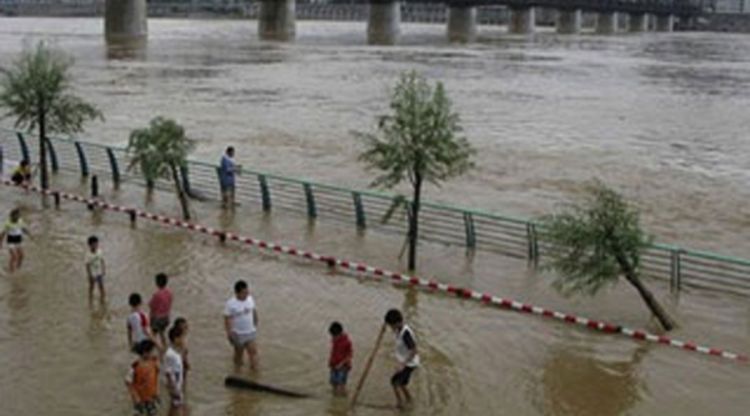 Poplave srušile most, poginulo najmanje 37 lica