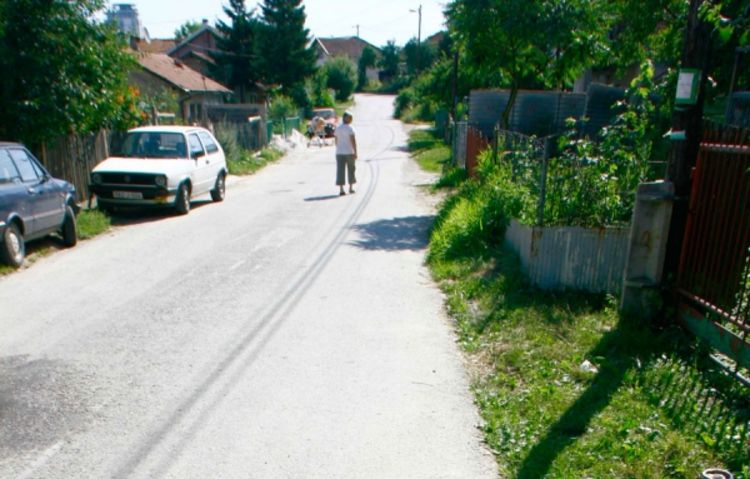 Potukli se na očevoj sahrani (video)