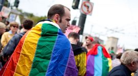 Homoseksualci smiju opred oltar