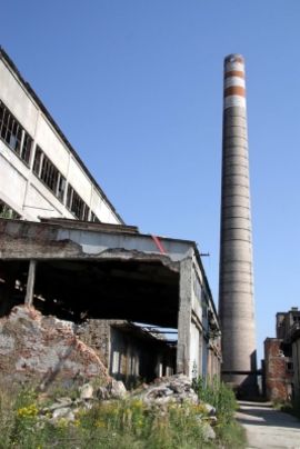 Urušava se dimnjak visok stotinak metara