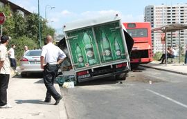 Povrijeđeni u sudaru autobusa i kamiona