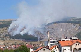 Vatra probila požarnu liniju